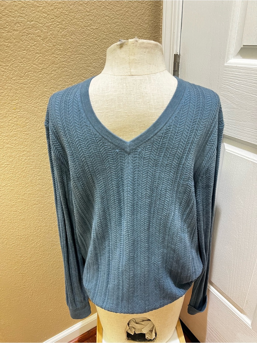 Lands’ End Supima Cotton Blue Chevron Knit V-Neck Sweater Men’s Medium
